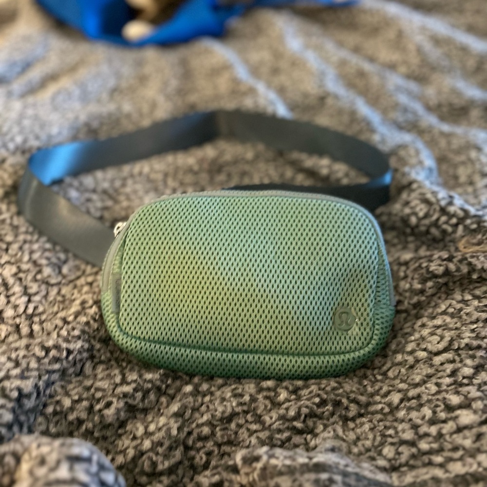 NWT Lululemon Everywhere Belt Bag Knit Mesh 1L Crossbody Waist Fanny Pack - Picture 4 of 6